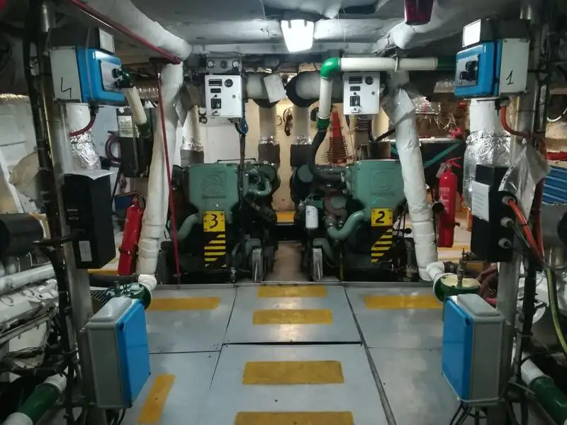 ક્રૂ બોટ વેચાણ માટે