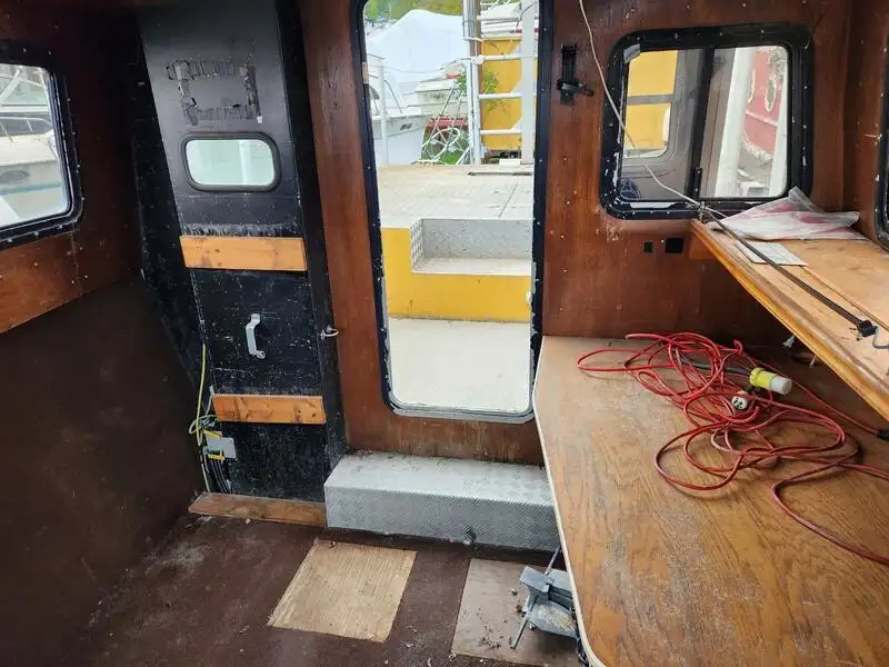 વર્ક બોટ વેચાણ માટે