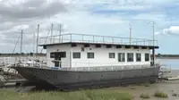 રહેઠાણ માટેનું બાર્જ વેચાણ માટે