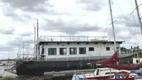 રહેઠાણ માટેનું બાર્જ વેચાણ માટે