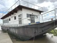 રહેઠાણ માટેનું બાર્જ વેચાણ માટે