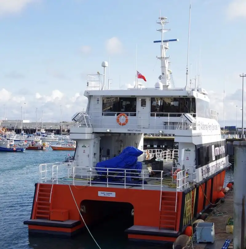 કન્ટેનર જહાજ વેચાણ માટે