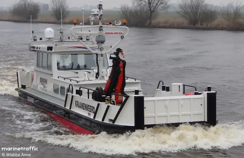 કામ બોટ વેચાણ માટે