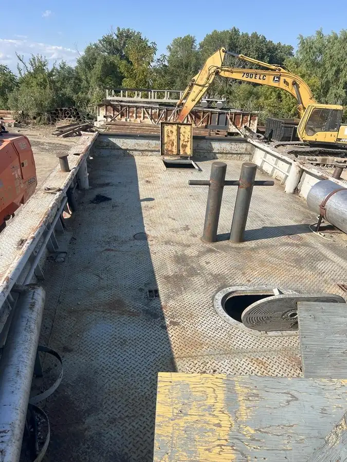 કામ બોટ વેચાણ માટે