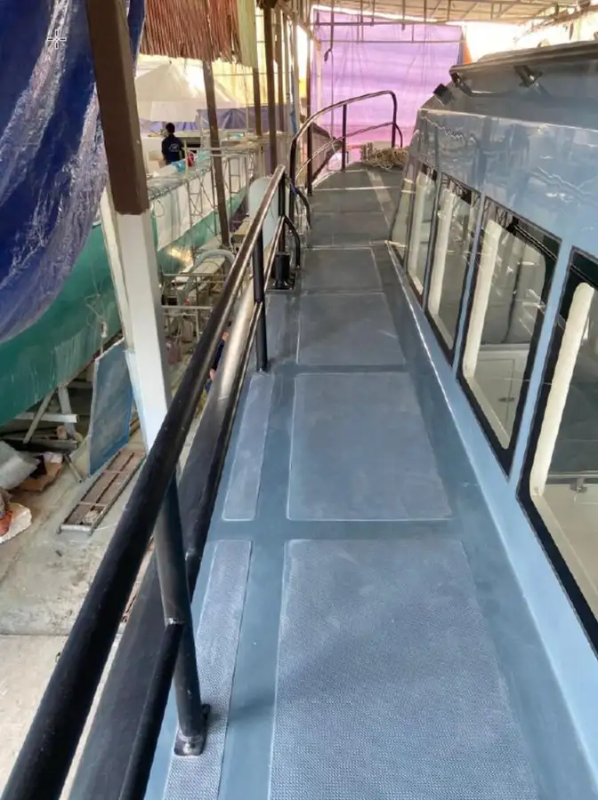 ક્રૂ બોટ વેચાણ માટે