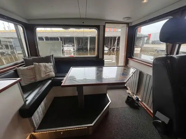 કામ બોટ વેચાણ માટે