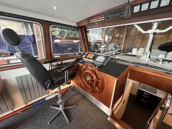 કામ બોટ વેચાણ માટે